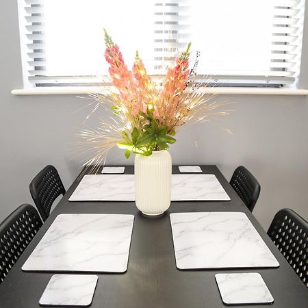 Luxurious & Lavish Salford Quays Free Parking Apartment แมนเชสเตอร์ ภายนอก รูปภาพ
