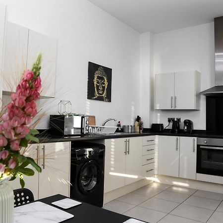 Luxurious & Lavish Salford Quays Free Parking Apartment แมนเชสเตอร์ ภายนอก รูปภาพ