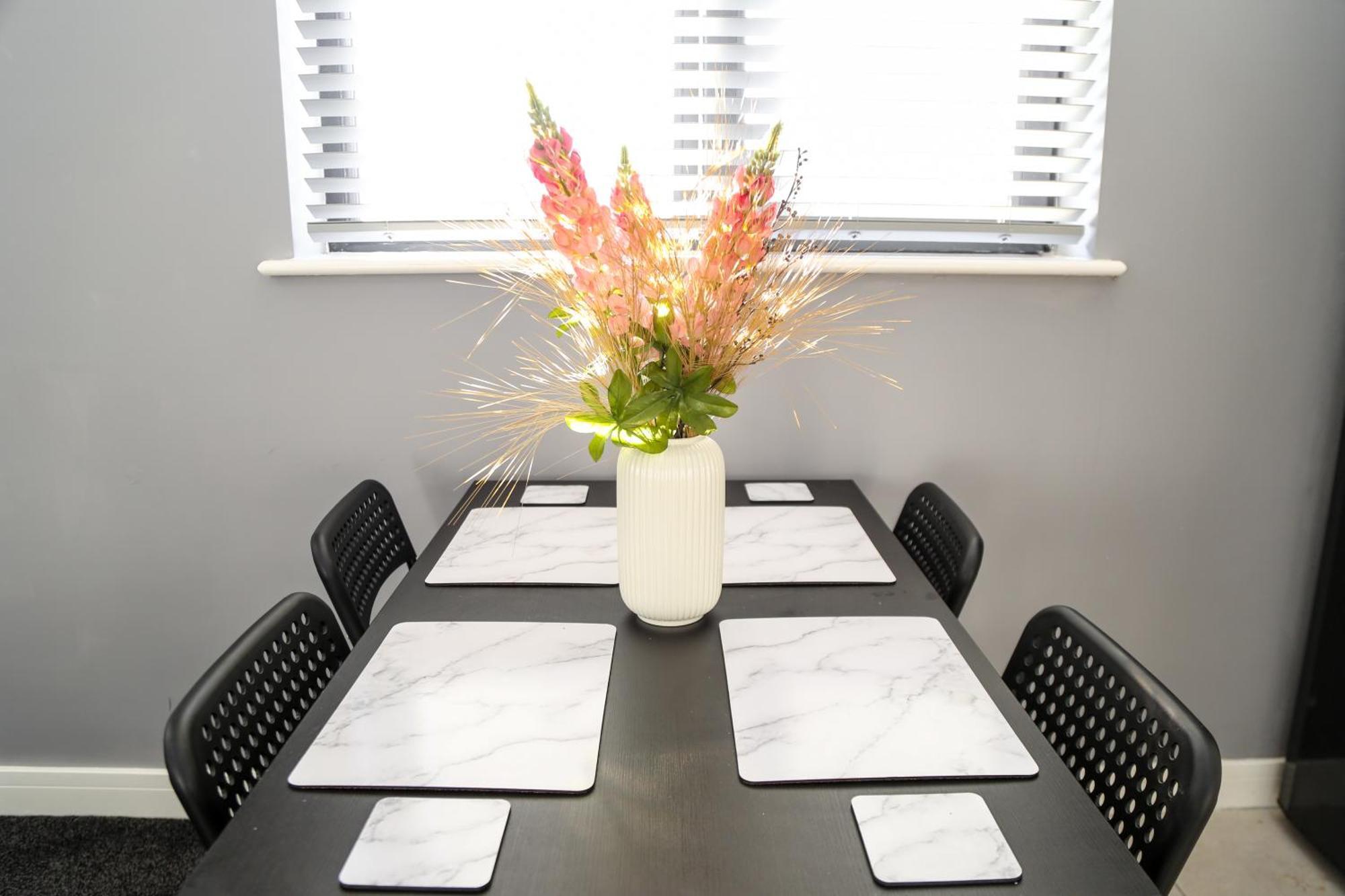Luxurious & Lavish Salford Quays Free Parking Apartment แมนเชสเตอร์ ภายนอก รูปภาพ