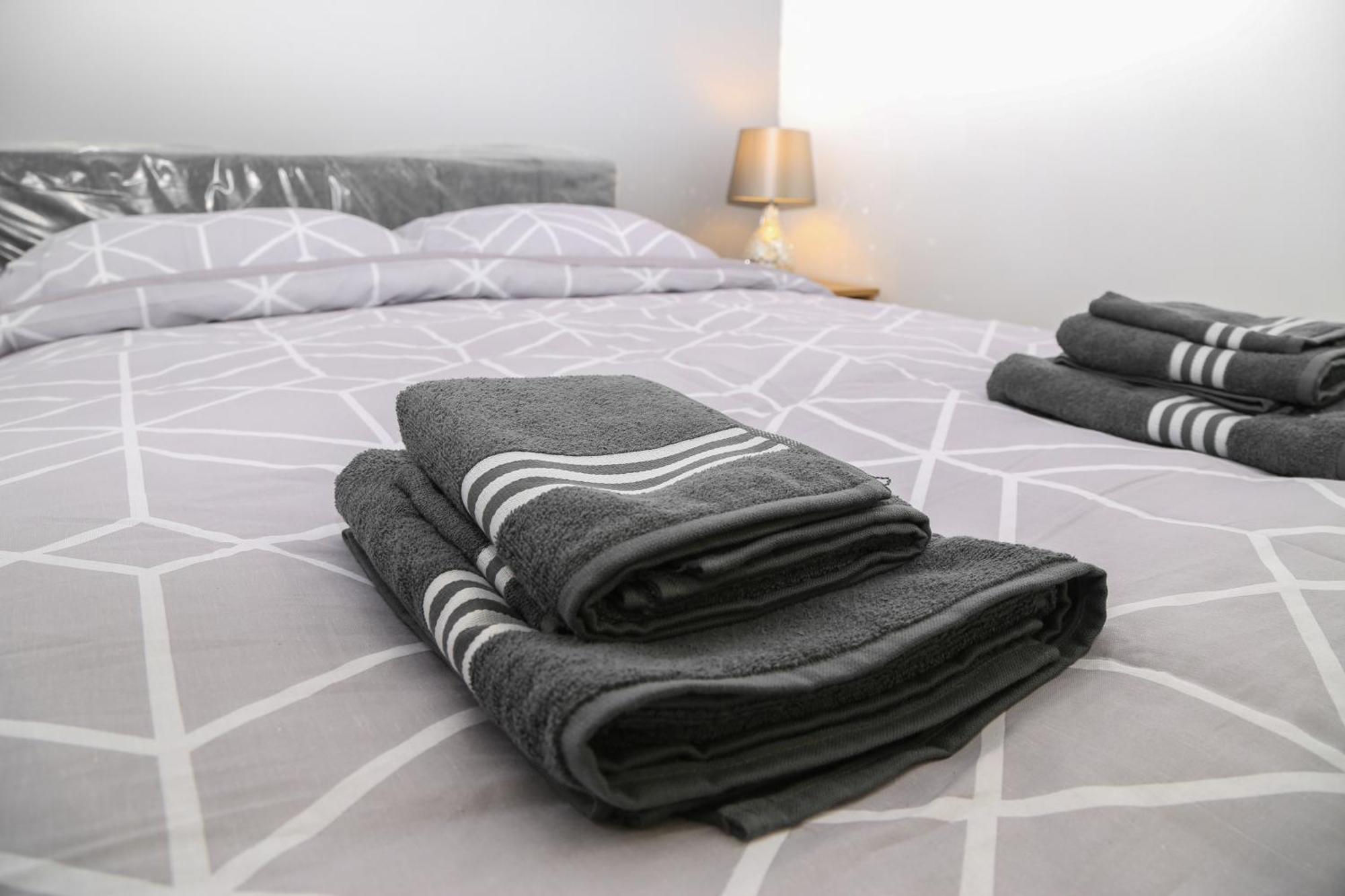 Luxurious & Lavish Salford Quays Free Parking Apartment แมนเชสเตอร์ ภายนอก รูปภาพ